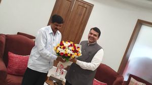 ಫಡ್ನಾವೀಸ್-ಜಾರಕಿಹೊಳಿ ಭೇಟಿ: ಮಹಾರಾಷ್ಟ್ರದಲ್ಲಿ ಆಪರೇಶನ್ ಕಮಲ?