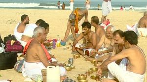 ಮಹಾಲಯ ಅಮಾವಾಸ್ಯೆ: ಮಲ್ಪೆ ಕಡಲ ತೀರದಲ್ಲಿ ಸಮುದ್ರ ಸ್ನಾನ, ಪಿಂಡ ಪ್ರದಾನ ವಿಧಿ