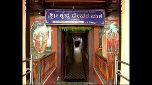 ಉಡುಪಿ ಕೃಷ್ಣಮಠ ಭಕ್ತರಿಗೆ ಮುಕ್ತ: ದರ್ಶನ ಪಡೆದ ನೂರಾರು ಭಕ್ತರು