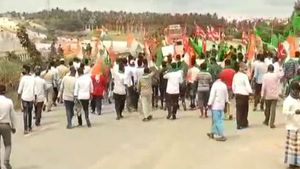  ದಾವಣಗೆರೆಯಲ್ಲಿ ನೂರಾರು ಪ್ರತಿಭಟನಾಕಾರರಿಂದ ಹೆದ್ದಾರಿ ತಡೆ