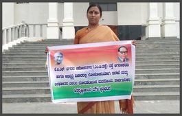 ರಸ್ತೆ ವಿಸ್ತರಣೆ ಕಾಮಗಾರಿಗೆ ಒತ್ತಾಯಿಸಿ ಕೆಜಿಎಫ್ ಶಾಸಕಿ ಏಕಾಂಗಿ ಪ್ರತಿಭಟನೆ