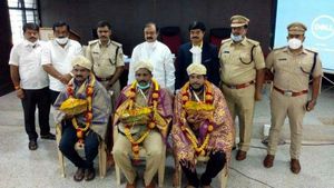  ಮಂಡ್ಯ ತ್ರಿವಳಿ ಕೊಲೆ ಪ್ರಕರಣ; ಆರೋಪಿಗಳನ್ನು ಬಂಧಿಸಿದ ಪೊಲೀಸರಿಗೆ ಸನ್ಮಾನ