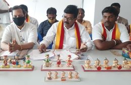 ಬೊಂಬೆ ತಯಾರಿಕಾ ಉದ್ಯಮದ ಪುನಶ್ಚೇತನಕ್ಕೆ ಆಗ್ರಹಿಸಿ ಪಾದಯಾತ್ರೆ