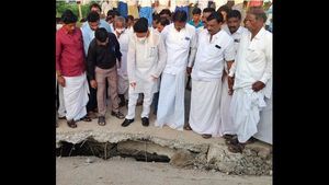  ರಾಯಚೂರಿನಲ್ಲಿ ಶಾಸಕರ ಮಳೆಹಾನಿ ಪರಿಶೀಲನೆ ವೇಳೆಯೇ ಕುಸಿದ ಸೇತುವೆ
