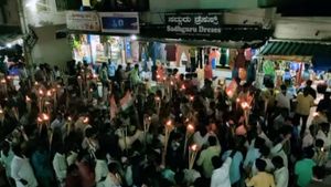 ಪ್ರತಿಭಟನೆ ನೆಪದಲ್ಲಿ ಸಾಮಾಜಿಕ ಅಂತರ ಮರೆತ ಕೈ ನಾಯಕರು
