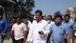 ತುಮಕೂರಿನ ಸಿದ್ದಗಂಗಾ ಮಠಕ್ಕೆ ಬಿಜೆಪಿ ಅಭ್ಯರ್ಥಿ ಮುನಿರತ್ನ ಭೇಟಿ
