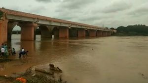 ದಾವಣಗೆರೆಯಲ್ಲಿ ಧಾರಾಕಾರ ಮಳೆ: ನದಿ ತೀರದ ಜನರಿಗೆ ಜಿಲ್ಲಾಡಳಿತ ಮುನ್ನೆಚ್ಚರಿಕೆ