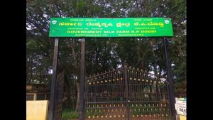 ರೇಷ್ಮೆ ಫಾರಂ ಜಾಗವನ್ನು ಮಾವು ಸಂಸ್ಕರಣ ಘಟಕಕ್ಕೆ ನೀಡಲು ಮುಂದಾದ ರಾಮನಗರ ಜಿಲ್ಲಾಡಳಿತ 
