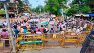 ಡಿಕೆಶಿ ಮನೆ ಮೇಲೆ ಸಿಬಿಐ ದಾಳಿ: ಉಡುಪಿ ಕಾಂಗ್ರೆಸ್ ನಿಂದ ರಸ್ತೆ ತಡೆ, ಪ್ರತಿಭಟನೆ