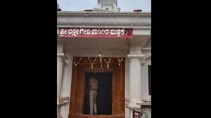 ಲಕ್ಷ್ಮಿದೇವಿ ದೇವಸ್ಥಾನದಲ್ಲಿ ಲಕ್ಷಾಂತರ ರೂ. ಮೌಲ್ಯದ ಚಿನ್ನಾಭರಣ ಕಳವು