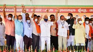 ಹೆಣದ ರಾಶಿಯ ಮೇಲೆ ಪಿಪಿಇ ಕಿಟ್ ದುಡ್ಡು ಹೊಡೆದಿದ್ದಾರೆ!