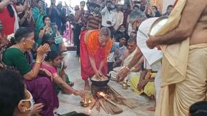 ಕಾರವಾರ: ಕುದಿಯುವ ಎಣ್ಣೆಯಲ್ಲಿ ಬರಿಗೈಯಿಂದ ವಡೆ ತೆಗೆದ ಭಕ್ತರು