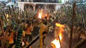  ಆದೇಶಕ್ಕೂ ಕಿಮ್ಮತ್ತಿಲ್ಲ; ದೇವರಗುಡ್ಡದ ಬಡಿಗೆ ಬಡಿದಾಟದಲ್ಲಿ ಜನವೋ ಜನ