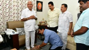 ಪುತ್ರ ವಿಜಯೇಂದ್ರನನ್ನು ಮತ್ತೆ ಆಶೀರ್ವದಿಸಿ ಶಿರಾಗೆ ಕಳುಹಿಸಿಕೊಟ್ಟ ಸಿಎಂ ಯಡಿಯೂರಪ್ಪ 