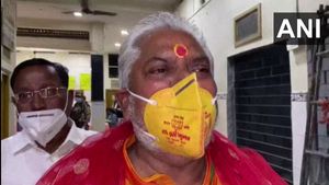 ಬಿಜೆಪಿ ಚಿಹ್ನೆಯುಳ್ಳ ಮಾಸ್ಕ್ ತೊಟ್ಟ ಸಚಿವರ ವಿರುದ್ಧ ಕೇಸ್! 
