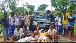  ಆನೆ ದಾಳಿಗೆ ನೊಂದವರಿಂದ ಅರಣ್ಯಾಧಿಕಾರಿಗಳ ವಾಹನ ತಡೆದು ಪ್ರತಿಭಟನೆ