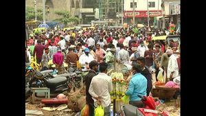 ದಾವಣಗೆರೆ: ಕೊರೊನಾ ನಿರ್ಲಕ್ಷ್ಯ, ಆಯುಧ ಪೂಜೆಗೆ ಮಾರುಕಟ್ಟೆಯಲ್ಲಿ ಜನಸಂದಣಿ 