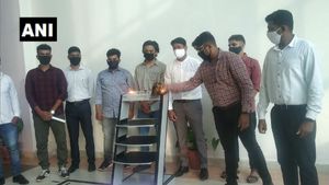 ಹುಬ್ಬಳ್ಳಿ ಹುಡುಗರ ಸಾಧನೆ; ಕೋವಿಡ್ ಸೋಂಕಿತರಿಗೆ ಆಹಾರ ಕೊಡಲಿದೆ ವಾಹನ 