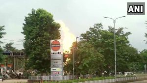 ಭುವನೇಶ್ವರ: ರಾಜಭವನದ ಬಳಿ ಪೆಟ್ರೋಲ್ ಬಂಕ್‌ನಲ್ಲಿ ಬೆಂಕಿ, 8 ಮಂದಿಗೆ ಗಾಯ 