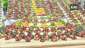 ಕೋವಿಡ್ ಸೋಂಕಿತರಿಗೆ 3 ಸಾವಿರ ಕೆಜಿ ಸೇಬು ಹಂಚಿಕೆ! 
