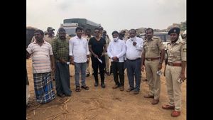 ಕೊಪ್ಪಳ: ಸರ್ಕಾರಿ ಪ್ರೌಢಶಾಲೆಗೆ 1 ಲಕ್ಷ ರುಪಾಯಿ ದೇಣಿಗೆ ನೀಡಿದ ಪವರ್ ಸ್ಟಾರ್