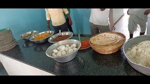 ಕಾಳಜಿ ಕೇಂದ್ರದಲ್ಲಿ ಸಂತ್ರಸ್ತರ ಜೊತೆ ಡಿಸಿ ಭೋಜನ 