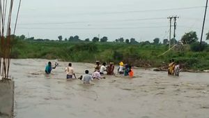  ಬಳ್ಳಾರಿಯಲ್ಲಿ ಮಳೆ; ಸೇತುವೆಯಿಲ್ಲದೇ ಜನರ ಪರದಾಟ