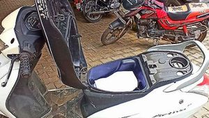 ರಾಮನಗರ: ದ್ವಿಚಕ್ರ ವಾಹನದಲ್ಲಿದ್ದ 300 ಗ್ರಾಂ ಚಿನ್ನ ದೋಚಿದ ಕಳ್ಳರು