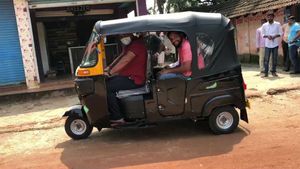  ಭಟ್ಕಳ; ಆಟೋ ಓಡಿಸಿ ಅಭಿಮಾನಿಯ ಆಸೆ ಪೂರೈಸಿದ ಶಾಸಕ