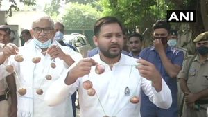 ಬೆಲೆ ಏರಿಕೆ ಖಂಡಿಸಿ ಬಿಜೆಪಿಗೆ ತೇಜಸ್ವಿ ಯಾದವ್ ಈರುಳ್ಳಿ ಹಾರ 