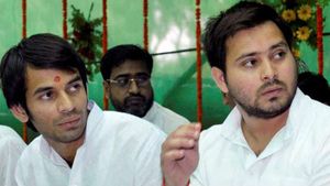  'ತೇಜಸ್ವಿ ಭವಃ ಬಿಹಾರ!' ಎಂದು ತೇಜಸ್ವಿ ಯಾದವ್‌ಗೆ ಆಶೀರ್ವದಿಸಿದ ಸಹೋದರ ತೇಜ್ ಪ್ರತಾಪ್ 