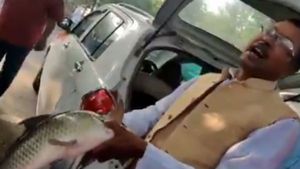 ಬಿಹಾರ ಚುನಾವಣಾ ಫಲಿತಾಂಶ: ತೇಜಸ್ವಿ ಮನೆಗೆ ಜೀವಂತ ಮೀನು ತಂದ ಆರ್‌ಜೆಡಿ ಬೆಂಬಲಿಗರು