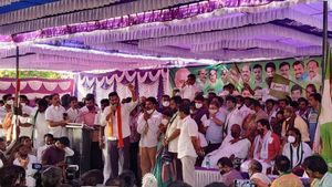 ಶಿರಾ ಚುನಾವಣೆ; ಕುಸಿದು ಬಿದ್ದ ಅಮ್ಮಾಜಮ್ಮ ಆಸ್ಪತ್ರೆಗೆ ದಾಖಲು 