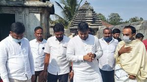 ಕಾಳಿ ವಿಗ್ರಹಕ್ಕೆ ಹಾನಿ; ದೇವಾಲಯಕ್ಕೆ ಪ್ರಜ್ವಲ್ ರೇವಣ್ಣ ಭೇಟಿ 
