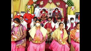 ಮದುವೆ ಸಂಭ್ರಮದಲ್ಲಿ ಕೊರೊನಾ ವಾರಿಯರ್ಸ್‍ಗೆ ಗೌರವ