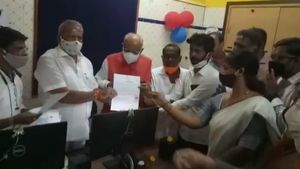  ಮೊದಲು ಮಾಸ್ಕ್ ಹಾಕಿಕೊಳ್ಳಿ ಸರ್: ಶಾಸಕರಿಗೆ ತಿಳಿ ಹೇಳಿದ ದಾವಣಗೆರೆ ಡಿಸಿ