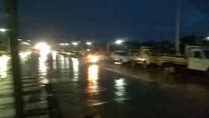 ಪ್ರವಾಹ ಭೀತಿ: ಫ್ಲೈ ಓವರ್‌ ಮೇಲೆ ವಾಹನ ಪಾರ್ಕ್ ಮಾಡಿದ ಜನ