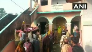 Video: ಮಂಚದ ಸಮೇತ ವೃದ್ಧನನ್ನು ಮತಗಟ್ಟೆಗೆ ಕರೆತಂದ ಕುಟುಂಬಸ್ಥರು!  