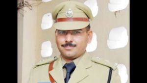  ಹುಬ್ಬಳ್ಳಿ ಪೊಲೀಸ್ ಕಮಿಷನರ್ ಆರೋಗ್ಯದಲ್ಲಿ ಏರುಪೇರು; ಮಧ್ಯರಾತ್ರಿ ಏರ್ ಲಿಫ್ಟ್ ಮೂಲಕ ಖಾಸಗಿ ಆಸ್ಪತ್ರೆಗೆ ದಾಖಲು