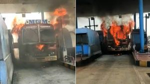  ಕುಷ್ಟಗಿಯ ಟೋಲ್ ಬಳಿ ಹೊತ್ತಿ ಉರಿದ ಸಿಮೆಂಟ್ ಲಾರಿ