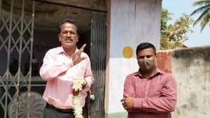 ಲಂಚದ ವಿಚಾರಕ್ಕೆ ಅಧಿಕಾರಿ, ಫಲಾನುಭವಿಯಿಂದ ಆಣೆ-ಪ್ರಮಾಣ 