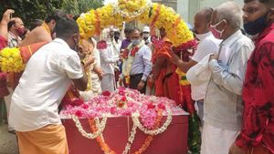 ನ.5ಕ್ಕೆ ಹಾಸನಾಂಬ ದೇಗುಲ ಓಪನ್; ದೇವಾಲಯಕ್ಕೆ ಒಡವೆ ರವಾನೆ