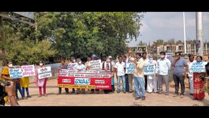 ದಾವಣಗೆರೆ: ರೈಲ್ವೆ ಪ್ಲಾಟ್‌ಫಾರ್ಮ್ ದರ ಹೆಚ್ಚಳ ಖಂಡಿಸಿ ಪ್ರತಿಭಟನೆ