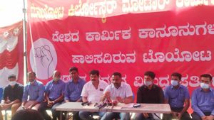 ಸರ್ಕಾರದ ಮಧ್ಯಪ್ರವೇಶಕ್ಕೆ ಬಿಡದಿ ಟೊಯೊಟಾ ಕಾರ್ಮಿಕರ ಒತ್ತಾಯ