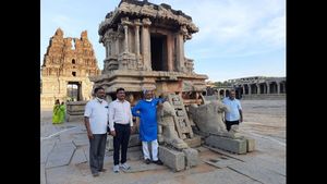 ಐತಿಹಾಸಿಕ ಹಂಪಿಗೆ ಭೇಟಿ ನೀಡಿದ ಸಹಕಾರ ಸಚಿವ ಎಸ್.ಟಿ ಸೋಮಶೇಖರ್