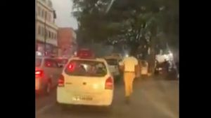 ಆಂಬುಲೆನ್ಸ್‌ಗೆ ದಾರಿ ಮಾಡಲು 2 ಕಿಮೀ ಓಡಿದ ಪೊಲೀಸ್: ವೈರಲ್ ವಿಡಿಯೋ