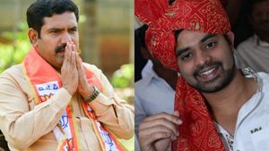ಶಿರಾ: ಬಿ.ವೈ.ವಿಜಯೇಂದ್ರ ಮುಂದೆ ಮಂಡಿಯೂರಿದ ಪ್ರಜ್ವಲ್ ರೇವಣ್ಣ ಕಾರ್ಯತಂತ್ರ 