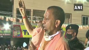  ಹೈದರಾಬಾದ್ ಮಹಾನಗರ ಪಾಲಿಕೆ ಚುನಾವಣೆ: ಯೋಗಿ ಆದಿತ್ಯನಾಥ್ ರೋಡ್ ಶೋ