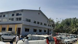 ಹಣ ದುರುಪಯೋಗ ಆರೋಪ; ಬಿಲ್ಡಿಂಗ್ ಮೇಲೆ ಹತ್ತಿ ಆತ್ಮಹತ್ಯೆಗೆ ಯತ್ನ