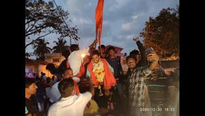 ಬಿಜೆಪಿ ಬೆಂಬಲ ಸಿಗದಿದ್ದರೂ ಹಳ್ಳಿ ಫೈಟ್ ಗೆದ್ದ ಬರಿಗಾಲ ಅಭ್ಯರ್ಥಿ ನವೀನ್ 